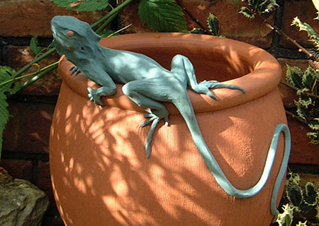 Lizard on tulip shape pot | Judith Hobbs